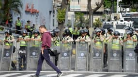 Des policiers antiémeute déployés à Caracas avant des manifestations anti et pro-régime, le 19 avril 2017