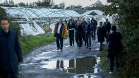 Le président Emmanuel Macron (c) visite une ferme touchée par la tempête Ciaran, le 3 novembre 2023 à Daoulas, dans le Finistère