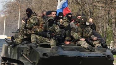 Des hommes armées sur un char arborant le drapeau russe, le 16 avril, à Kramatorsk, dans l'est de l'Ukraine.