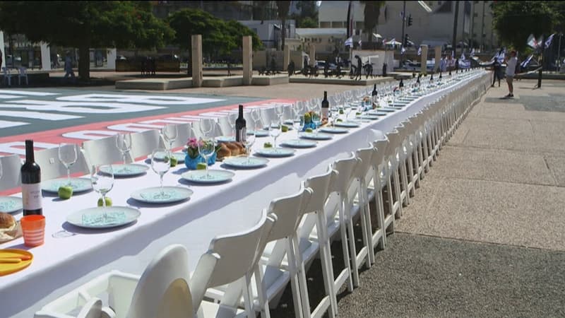À Tel Aviv, une table dressée pour shabbat avec 203 chaises vides symbolisant les otages du Hamas