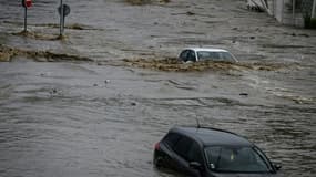 Des voitures en partie submergées par les inondations à Givors, dans le Rhône, le 17 octobre 2024