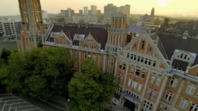 Vue aérienne de la mairie de Lille et vue partielle du beffroi, le 8 juillet 2013 - 