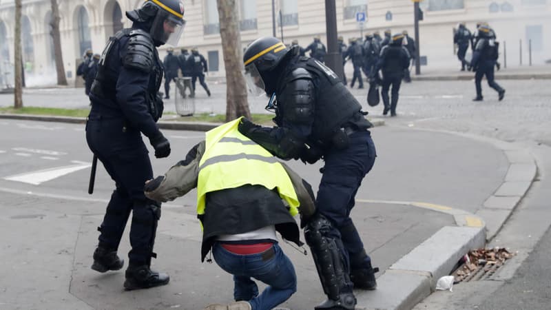Une interpellation d'un manifestant à Paris, le 8 décembre 2018.