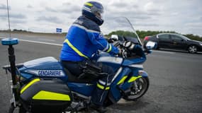 Un gendarme à moto  (image d'illustration)