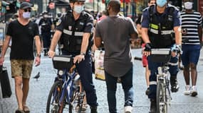 Des agents vérifient que le port du masque obligatoire est respecté, rue Montorgueil, le 15 août 2020 à Paris