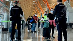 Des voyageurs sont contrôlés à leur arrivée à l'aéroport de Madrid-Barajas, le 16 mai 2020