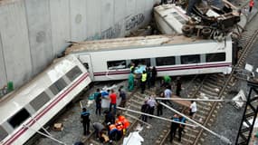 Le train a déraillé dans un virage, faisant 80 morts.