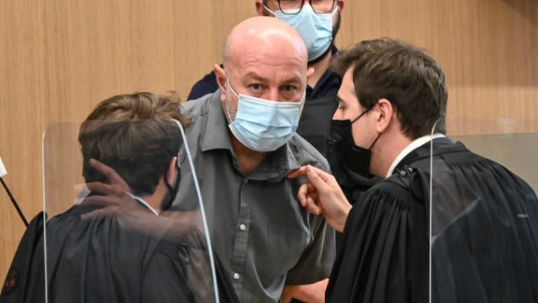 Willy Bardon (c) parle avec ses avocats pendant son procès en appel devant la cour d'assises d'appel de Douai, le 14 juin 2021