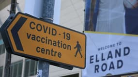 Un panneau indiquant la direction d'un centre de vaccination à Leeds (Royaume-Uni), le 3 avril 2021
