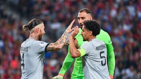 Marquinhos et Sergio Ramos se félicitent