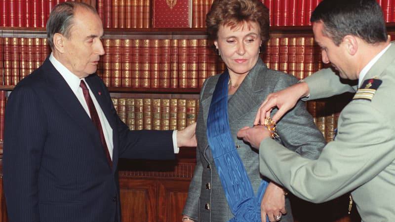 Edith Cresson reçoit la grand-croix de l'ordre national du Mérite, le 20 novembre 1991, des mains de François Mitterrand.