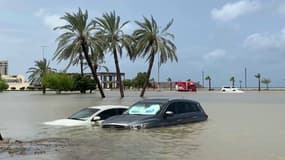 Des voitures bloquées par d'importantes inondations aux Émirats arabes unis, juillet 2022