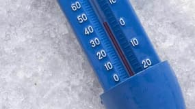Un thermomètre dans la neige. (PHOTO D'ILLUSTRATION)