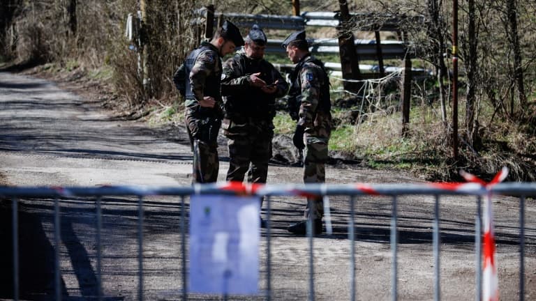 Des gendarmes lors de nouvelles recherches autour du village du Haut-Vernet après la découverte d'ossement du petit Emile porté disparu l'été dernier, le 2 avril 2024 dans les Alpes-de-Haute-Provence
