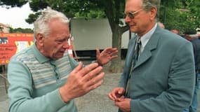 Le maire communiste de Gardanne, Roger Meï (d) discute avec un passant sur le marché de Bouc Bel Air près d'Aix-en-Provence, le 11 mai 1997
