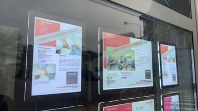 Des annonces immobilières sur la devanture d'une agence