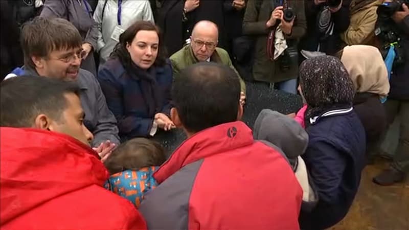 Les ministres de l'intérieur Bernard Cazeneuve et du logement Emmanuelle Cosse se sont rendus en milieu de journée sur ce site dit de "La Linière", où ils ont rencontré des exilés, essentiellement des Kurdes attirés par la proximité de la Grande-Bretagne, et des membres d'associations.
