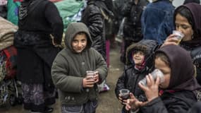 Des Roms patientent pendant la destruction de leur camp, à Villeurbanne, en mars dernier.