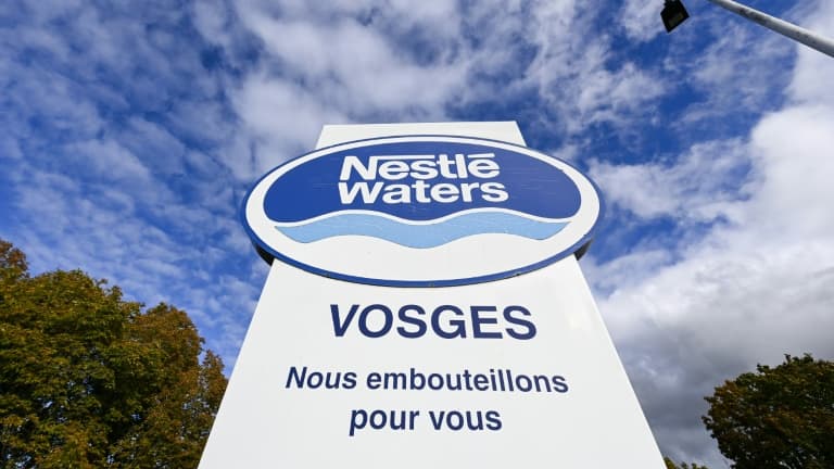 Le logo de Nestlé Waters sur son site d'embouteillage de Vittel, dans les Vosges, le 24 octobre 2023
