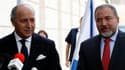 Le ministre des Affaires étrangères français Laurent Fabius (à gauche) aux côtés de son homologue israélien Avigdor Lieberman, à Jérusalem. Le chef de la diplomatie française s'est rendu ce dimanche en Israël pour offrir l'aide de la France afin de "parve