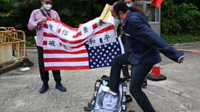Des manifestants pro-Pékin piétinent une photo de Nancy Pelosi, à Hong Kong, le 3 août 2022.