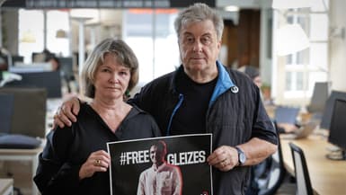 Sylvie Godard et Francis Godard, mère et beau-père du journaliste français Christophe Gleizes, mobilisés pour la libération de ce dernier après une condamnation de sept ans pour "apologie du terrorisme" en Algérie, au siège de Reporters sans frontières à Paris le 27 août 2025.