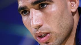 Le défenseur marocain du Paris Saint-Germain Achraf Hakimi lors d'une conférence de presse au terrain d'entraînement du club à Poissy, le 6 mai 2025