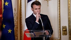 Le président français Emmanuel Macron lors d'une conférence de presse conjointe avec le Premier ministre des Pays-Bas à Amsterdam, le 12 avril 2023