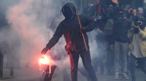 Une personne cagoulée lors de la manifestation contre la loi Travail à Paris, le 14 juin 2016. (Photo d'illustration) 