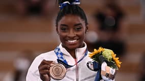 Simone Biles avec sa médaille de bronze olympique à la poutre à Tokyo