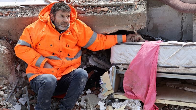 Mesut Hancer tient la main de sa fille de 15 ans, Irmak, décédée dans le tremblement de terre à Kahramanmaras, en Turquie, le 7 février 2023. 
