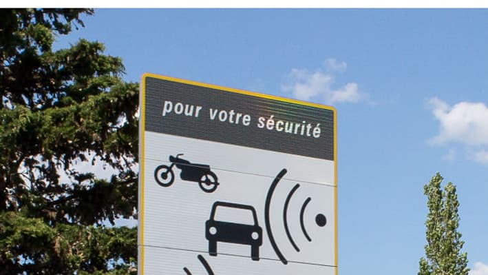 Sur les anciens panneaux (à gauche), on pouvait lire la mention "pour votre sécurité, contrôles radars fréquents". Sur les anciens panneaux (à gauche), on pouvait lire la mention "pour votre sécurité, contrôles radars fréquents".