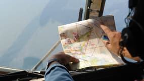 Un membre de l'équipe de recherches à bord d'un hélicoptère, le 11 mars 2014.