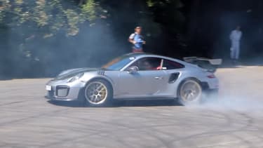 La 911 GT2 RS en train de réaliser ses premiers donuts en public