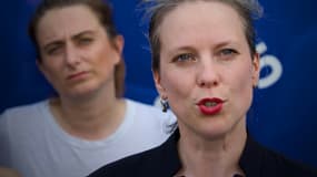 Marine Tondelier (g), la patronne des écologistes, et Lucie Castets, candidate du "Nouveau Front populaire" (NFP) au poste de Premier ministre, le 31 juillet 2024 à la Chapelle-Saint-Mesmin, près d'Orleans