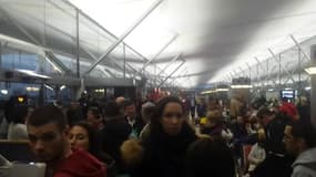 500 personnes bloquees au T3 de Roissy CDG - Témoins BFMTV