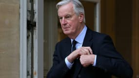 Le Premier ministre Michel Barnier sur le perron de l'Hôtel Matignon le 21 novembre 2024 à Paris