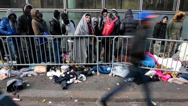 Des réfugiés patientent devant un centre d'accueil, à Paris, en janvier 2017.