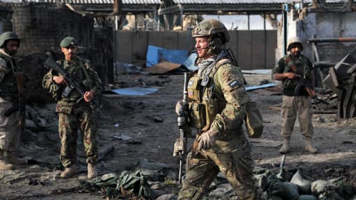 Soldats des forces afghanes et internationales sécurisant les lieux de l'attentat à Jalalabad, mardi matin.