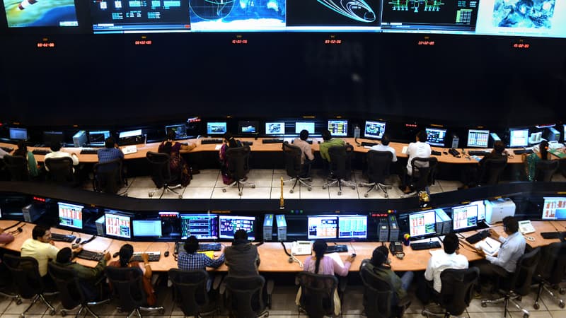 A Bangalore, des scientifiques indiens surveillent le bon déroulement de la mission MOM (Mars Mission Orbiter).
