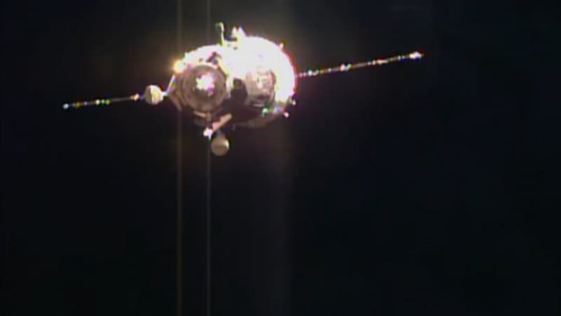 Un cliché pris par Soyouz à l'approche de l'ISS, dans la nuit de dimanche à lundi.