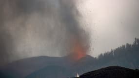 Le volcan Cumbre Vieja en éruption, dégageant de la lave et de la fumée,  le 21 septembre 2021