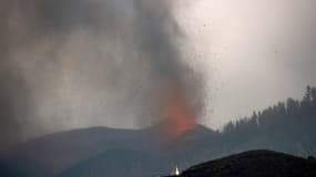 Le volcan Cumbre Vieja en éruption, dégageant de la lave et de la fumée,  le 21 septembre 2021