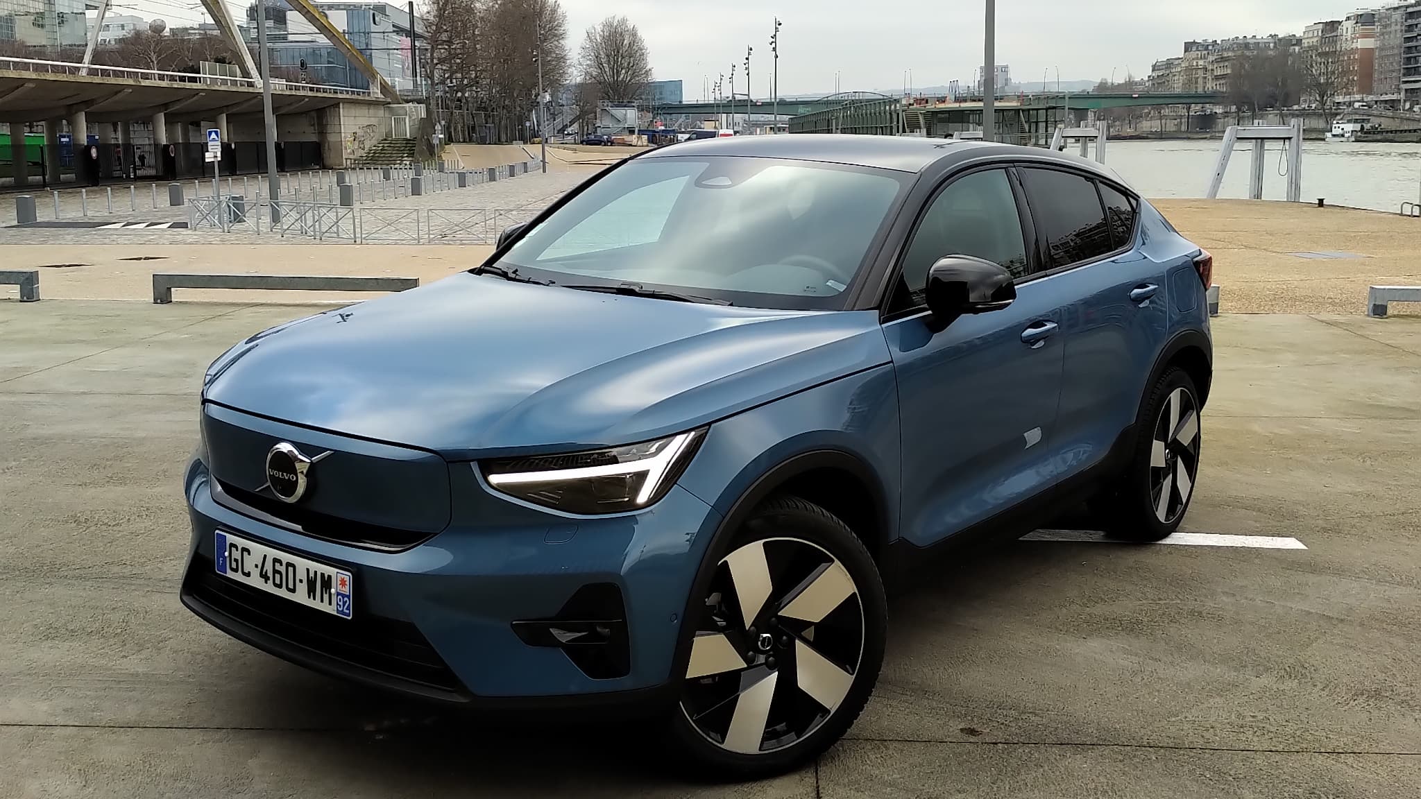 Plus crossover que SUV, le C40 dérive du XC40, le SUV compact de Volvo. 