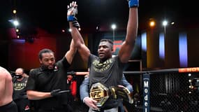 Francis Ngannou avec la ceinture de champion des lourds de l'UFC après sa victoire sur Stipe Miocic