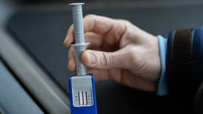 Un test salivaire de dépistage des stupéfiants utilisé par des gendarmes à Auray le 6 février 2025