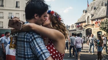 Un couple s'embrasse à Paris après la victoire de la France au Mondial 2018, le 15 juillet.