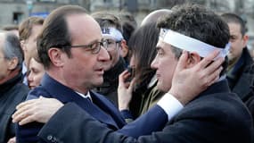 François Hollande avec Patrick Pelloux de Charlie Hebdo, lors de la marche républicaine à Paris dimanche.