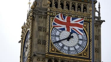 Gemalto a remporté le contrat estimé à 490 millions de
livres (environ 560 millions d'euros) pour fabriquer le futur passeport britannique.
