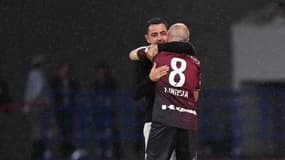 La belle accolade entre Xavi et Iniesta